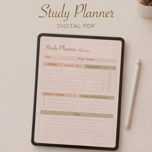 Peut inclure: Un planificateur d'étude PDF numérique sur une tablette. Le planificateur comprend des sections pour la matière, le temps et les priorités. Un stylet blanc est posé à côté de la tablette. Le texte "Study Planner" et "DIGITAL PDF" sont visibles.