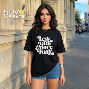 Może przedstawiać: Czarny t-shirt z krótkim rękawem z białym napisem Less talk More Funk wykonanym stylizowaną czcionką z przodu. Koszulka jest zestawiona z niebieskimi szortami dżinsowymi. Wzór znajduje się na środku klatki piersiowej koszulki z okrągłym dekoltem.