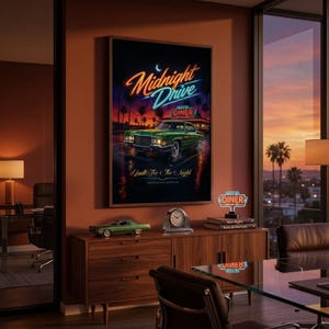 Könnte beinhalten: Ein gerahmtes Poster mit den Worten "Midnight Drive" in Neon-Schrift, das ein grünes Oldtimer-Auto vor einem Diner zeigt. Das Poster wird über einem Holzschrank mit einem Modellauto und einer Uhr ausgestellt.