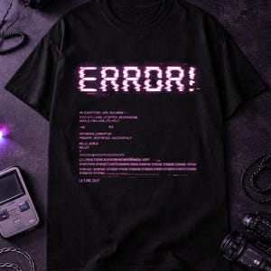Peut inclure: T-shirt noir avec le mot "ERROR!" en police rose néon pixélisée. En dessous, des lignes de code et des phrases comme "AN EXCEPTION HAS OCCURED" et "LET.ME.OUT". Le t-shirt a une esthétique cyberpunk ou glitch.