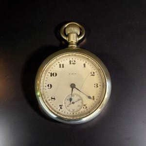 Può includere: Un cartello in legno rustico con la scritta "Welcome to our home" in lettere bianche. Il cartello presenta una finitura invecchiata e un design semplice e accogliente.