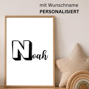 Könnte beinhalten: Ein gerahmter Druck mit dem Namen "Noah" in Schwarz-Weiß-Skizzenstil. Der Name ist in einer Schreibschrift. Der Text "mit Wunschname PERSONALISIERT" steht oben. Der Rahmen ist hellbraun. Auf einer Holzoberfläche.