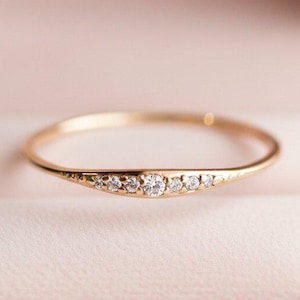 Stapelring i silver med moissanit | Minimalistisk ring med moissanitsten | Elegant sterlingsilverband i 925 silver | Vigselring | Present till henne