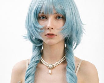 Lange Lockige Perücke, Pastel Blaue Heat Safe Kunsthaar, 3D Flauschige Pony, Rose Komfort Kappe, Süße Cosplay Perücke für Frauen