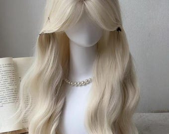 Blonde Welle Cosplay Perücke mit Vorhang Pony, 65 cm Asche Gold Bob, weiches hitzebeständiges Kunsthaar, volle elastische Netzkappe für täglichen Glamour