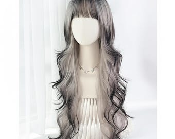 Bezaubernde Aschblonde & Silberne Balayage Perücke mit nachtblauen Highlights, langes welliges gestuftes Kunsthaar mit atmungsaktiver verstellbarer Kappe