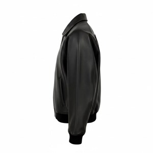 Puede incluir: Chaqueta bomber de cuero negro con cuello y pu&ntilde;os y dobladillo de canal&eacute;. La chaqueta tiene un dise&ntilde;o cl&aacute;sico con cremallera frontal y bolsillos laterales. La chaqueta es de talla mediana.