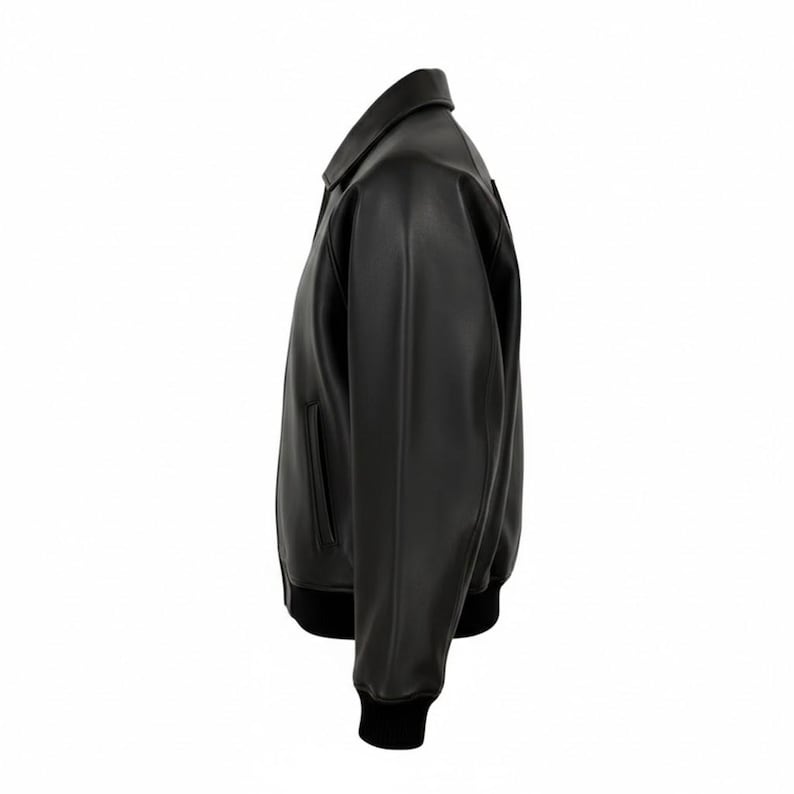 Puede incluir: Chaqueta bomber de cuero negro con cuello y pu&ntilde;os y dobladillo de canal&eacute;. La chaqueta tiene un dise&ntilde;o cl&aacute;sico con cremallera frontal y bolsillos laterales. La chaqueta es de talla mediana.