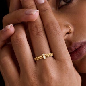 Anillo minimalista de barra de cadena, delicado anillo de cadena de oro, anillo minimalista apilable, anillo de barra fina chapado en oro de 14k, joyería para el día a día, regalo para ella.