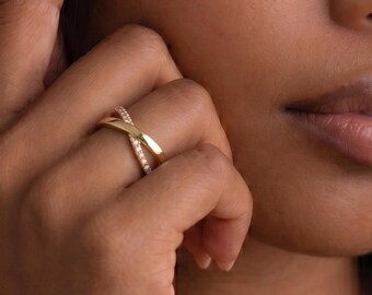 Bague torsadée en or, bague en or délicate, bague torsadée minimaliste, bague de promesse CZ, anneau à empiler, jonc d'or, cadeau délicat pour elle