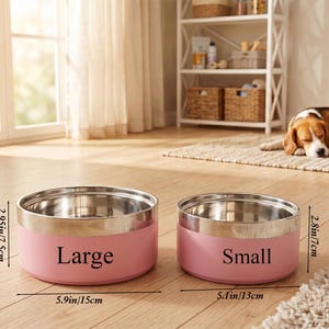 Pu&ograve; includere: Due ciotole rotonde per animali in acciaio inossidabile rosa con bordi argentati. La ciotola grande &egrave; etichettata 'Large' e misura 15 cm di larghezza per 7,5 cm di altezza. La piccola &egrave; etichettata 'Small' e misura 13 cm per 7 cm.