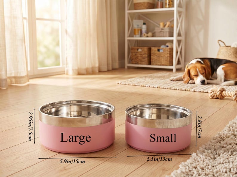Pu&ograve; includere: Due ciotole rotonde per animali in acciaio inossidabile rosa con bordi argentati. La ciotola grande &egrave; etichettata 'Large' e misura 15 cm di larghezza per 7,5 cm di altezza. La piccola &egrave; etichettata 'Small' e misura 13 cm per 7 cm.