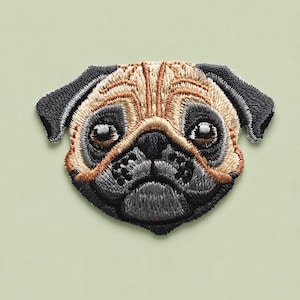 Puede incluir: Un parche bordado que muestra la cabeza de un perro pug. El diseño presenta costuras detalladas en tonos beige, marrón claro y negro, capturando la frente arrugada característica, las orejas oscuras y los ojos expresivos de la raza pug.