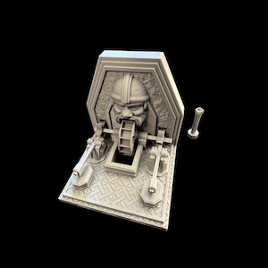 Puede incluir: Modelo impreso en 3D de una estructura de fantasía. Presenta una cara tallada con un casco, una rueda hidráulica y componentes mecánicos. También se incluye una pieza cilíndrica separada. El modelo es de color gris claro y se asienta sobre una base estampada.