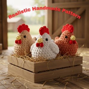Könnte beinhalten: Drei handgefertigte Häkelhühner in einer Holzkiste mit Stroh gefüllt. Die Hühner sind in Beige-, Weiß- und Orangetönen gehalten, mit roten Kämmen und gelben Schnäbeln. Der Text "Realistic Handmade Pattern" ist rot.