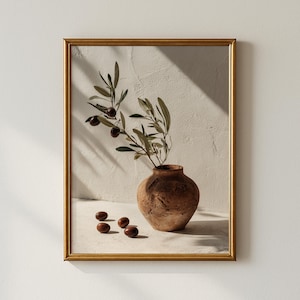 Puede incluir: Una taza de cerámica blanca con un asa negra y el texto "But First, Coffee" en negro, con una fuente de estilo manuscrito. La taza está sobre una superficie blanca.