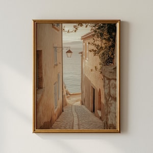 Lámina artística de un callejón mediterráneo, sendero costero al atardecer (descarga digital)