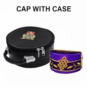 Op de afbeelding: Zwarte ronde hoedenkoffer met een gouden embleem en een paarse hoed met gouden kruis- en bladmotieven. De tekst "CAP WITH CASE" staat bovenaan de afbeelding. De hoed heeft een gouden rand.