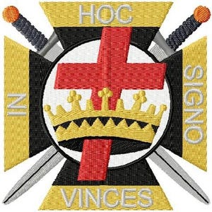 Puede incluir: Emblema bordado con una cruz roja, una corona dorada y dos espadas. El diseño incluye las palabras "HOC", "IN", "SIGN" y "VINCIS" en letras blancas, sobre un fondo negro, amarillo y blanco.