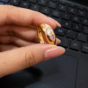 Roze saffier diamanten koepelring, handgemaakte 14k gouden twee stenen verlovingsring, moderne minimalistische statement gouden ring
