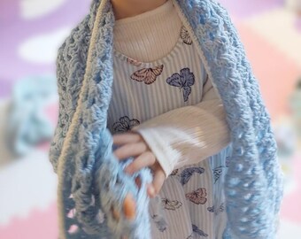 ハンドメイドかぎ針編みショール - 柔らかなブルーのフリンジラップ、心地よい子供用アクセサリー