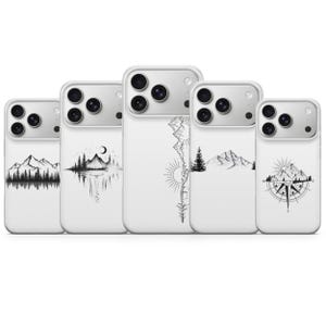 Op de afbeelding: Vijf witte smartphonehoesjes op een rij, elk voorzien van een unieke zwarte lijntekening. De ontwerpen bevatten bergketens, dennenbossen, een maansikkel, een zon en een kompasroos, allemaal uitgevoerd in een strakke, minimalistische stijl.