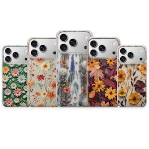 Op de afbeelding: Vijf doorzichtige smartphonehoesjes op een rij, elk met een unieke bloemen- of botanische print. De ontwerpen bevatten kleurrijke madeliefjes, tere wilde bloemen, hoge blauwe stengels, herfstbladeren met gele bloemen en bloesems in warme tinten.