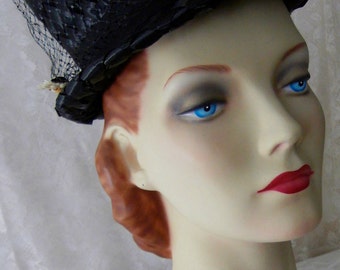 Vintage 1960s Black Shiny Straw & Daisy Net Hat