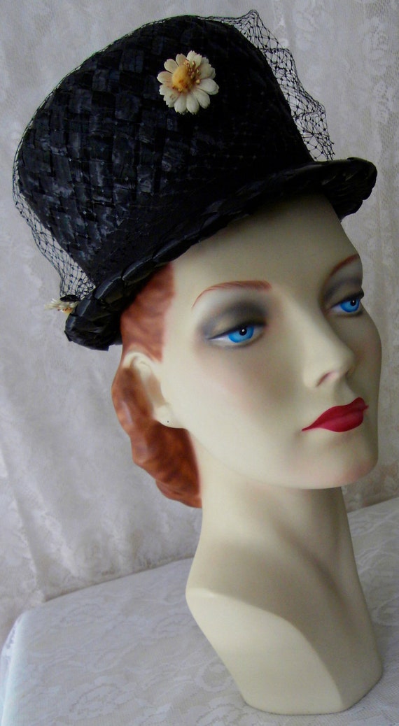 Vintage 1960s Black Shiny Straw & Daisy Net Hat