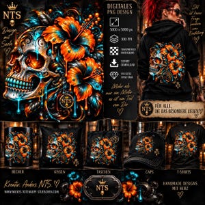Puede incluir: Un diseño gráfico digital que presenta una calavera adornada con flores de hibisco de color naranja y azul vibrante, mostrado en una sudadera negra, taza, cojín, bolso, gorra y camiseta, con texto que incluye NTS y Digitales PNG Design.