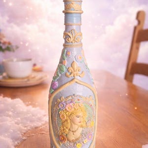 Botella decorativa hecha a mano – La Musa Celestial – Escultura romántica en tonos pastel azul y dorado – Pieza única hecha a mano – Arte fantástico vintage
