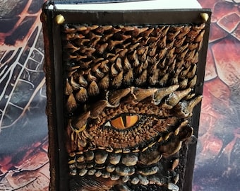 Smocze Oko Grimoire – Ręcznie rzeźbiony notatnik ze smokiem – Dziennik fantasy – Wystrój w stylu dark fantasy – Unikatowy element