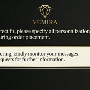 Puede incluir: Imagen con el logo VEMIRA y texto: "Para un ajuste perfecto, especifique todos los detalles de personalizaci&oacute;n al realizar el pedido. Despu&eacute;s de realizar el pedido, controle sus mensajes para cualquier solicitud de informaci&oacute;n." Un hombre con traje gris.