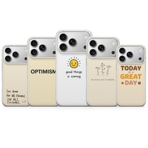 以下が含まれることがあります： ポジティブなメッセージが書かれたスマホケースのコレクション。ケースには、「OPTIMISM」、「good things is coming」、「TODAY IS A GREAT DAY」、「See Good for all THINGS, IN ALL THINGS.」などのテキストを含む様々なデザインが施されています。