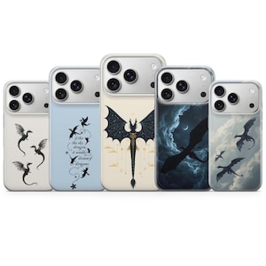 Könnte beinhalten: Fünf Handyhüllen mit Drachendesign. Die Hüllen zeigen schwarze Drachenillustrationen auf hellblauen, cremefarbenen und bewölkten Hintergründen. Eine Hülle trägt den Text "if the sky dragon it would dream of dragons."