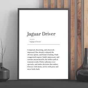 Définition du pilote Jaguar Impression | Avec, sans cadre ou numérique | Cadeau drôle d'art mural automobile | Cadeau d'anniversaire pour amateur de voitures | Noir et blanc minimaliste