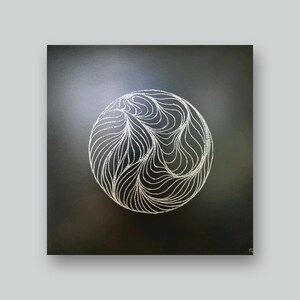 Op de afbeelding: Vierkant zwart canvas kunstwerk met een wit, cirkelvormig ontwerp van wervelende, lineaire patronen. Het minimalistische kunstwerk toont witte lijnen tegen een donkere achtergrond. Het ontwerp is gecentreerd op het canvas.