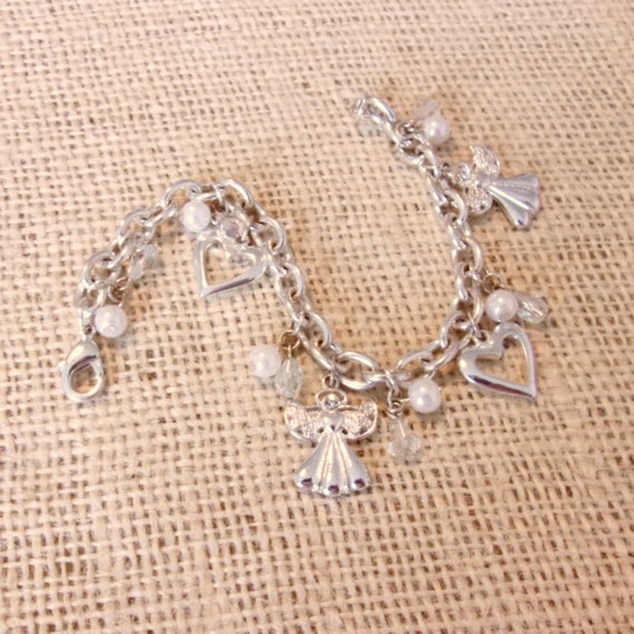Vintage bracelet silvertone angel charms faux pea… - image 1