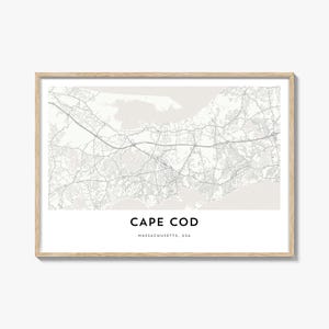 Puede incluir: Una impresión enmarcada que presenta un mapa detallado de Cape Cod, Massachusetts, EE. UU. El mapa está en escala de grises, con carreteras, pueblos y características geográficas claramente visibles. El texto "CAPE COD" y "MASSACHUSETTS, USA" está impreso debajo.