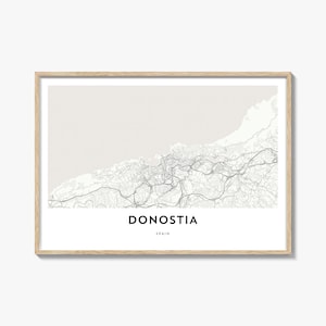 Peut inclure: Une impression encadrée d'une carte de Donostia, Espagne, dans un style minimaliste. La carte est en nuances de gris et de blanc, avec le plan de la ville et les rues détaillés. Le texte "DONOSTIA" et "SPAIN" est imprimé en bas.