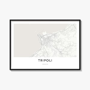 Pode incluir: Uma impressão de mapa emoldurada de Trípoli, Líbano, com uma paleta de cores bege claro e branco com linhas de ruas cinzentas. O texto Tripoli e Lebanon está impresso numa fonte sans-serif preta e negrito no centro inferior da obra.