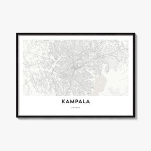 Könnte beinhalten: Ein gerahmter Wandkunstdruck mit einem detaillierten grau-weißen Stadtplan von Kampala, Uganda. Das Design zeigt ein komplexes Straßennetz und den Stadtgrundriss auf hellem Hintergrund, mit dem in Schwarz gedruckten Text KAMPALA und UGANDA.