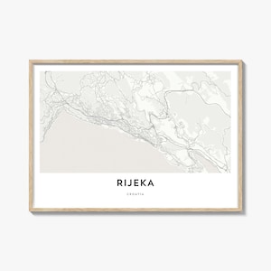 Può includere: Una stampa incorniciata della mappa di Rijeka, Croazia, in stile minimalista. La mappa è in tonalità di grigio e bianco, con il layout della città e le strade chiaramente visibili. Il testo "RIJEKA" e "CROATIA" è stampato in un carattere pulito e moderno.