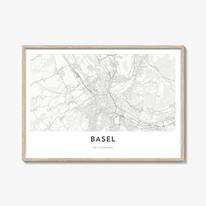 Peut inclure: Une impression encadrée présentant une carte en niveaux de gris détaillée de Bâle, en Suisse. Le nom de la ville est affiché en gras en bas, avec "Suisse" en dessous. Le cadre est de couleur bois clair, et la carte est centrée sur un fond blanc.