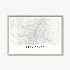 Pode incluir: Uma impressão emoldurada do mapa de Providence, Rhode Island, EUA. O mapa está em tons de cinza, mostrando o layout da cidade com estradas e cursos d'água. O nome da cidade é impresso em negrito, em preto na parte inferior.
