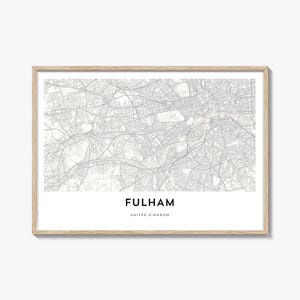 Op de afbeelding: Een ingelijste kaartprint van Fulham, Verenigd Koninkrijk, in grijstinten. De kaart toont de straten en de indeling van het gebied. De tekst "FULHAM" en "UNITED KINGDOM" staan eronder in een schone lettertype.