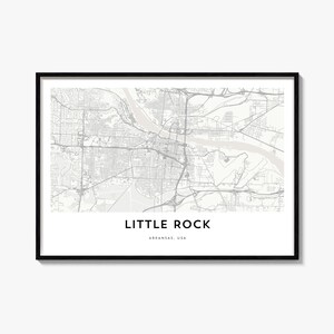 Op de afbeelding: Een ingelijste kaartafdruk van Little Rock, Arkansas, VS, met een gedetailleerd grijs en wit stratenplan. De tekst 'LITTLE ROCK' staat in dikke zwarte hoofdletters boven de kleinere tekst 'ARKANSAS, USA' aan de onderkant.