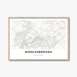 Könnte beinhalten: Gerahmter Graustufen-Karten-Druck von Middlesbrough, Vereinigtes Königreich. Die detaillierte Karte zeigt Straßen und Wasserwege der Stadt. Der Text "MIDDLESBROUGH UNITED KINGDOM" ist in sauberer, moderner Schrift unten auf dem Druck abgebildet.
