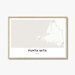 Könnte beinhalten: Ein gerahmter Druck mit einer minimalistischen Karte von Punta Mita, Mexiko. Die Karte ist in Weiß- und Grautönen gehalten und vor einem hellbeigen Hintergrund platziert. Der Text "PUNTA MITA" und "MEXICO" wird in einer klaren, modernen Schrift angezeigt.