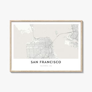 Könnte beinhalten: Ein gerahmter Druck mit einer detaillierten Karte von San Francisco in Graustufen. Das Layout der Stadt, einschließlich Straßen und der Golden Gate Bridge, ist sichtbar. Der Text "SAN FRANCISCO" und "CALIFORNIA, USA" ist darunter gedruckt.